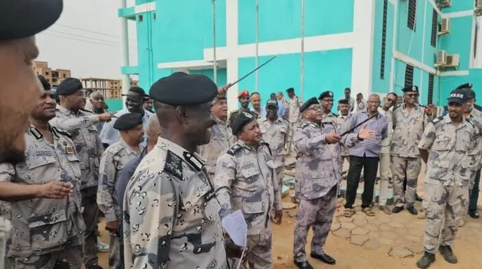 ضبط أسلحة ثقيلة وستارلينك في وكر بأمبدة.. وتحرير 74 محتجزاً من شبكة اتجار بالبشر